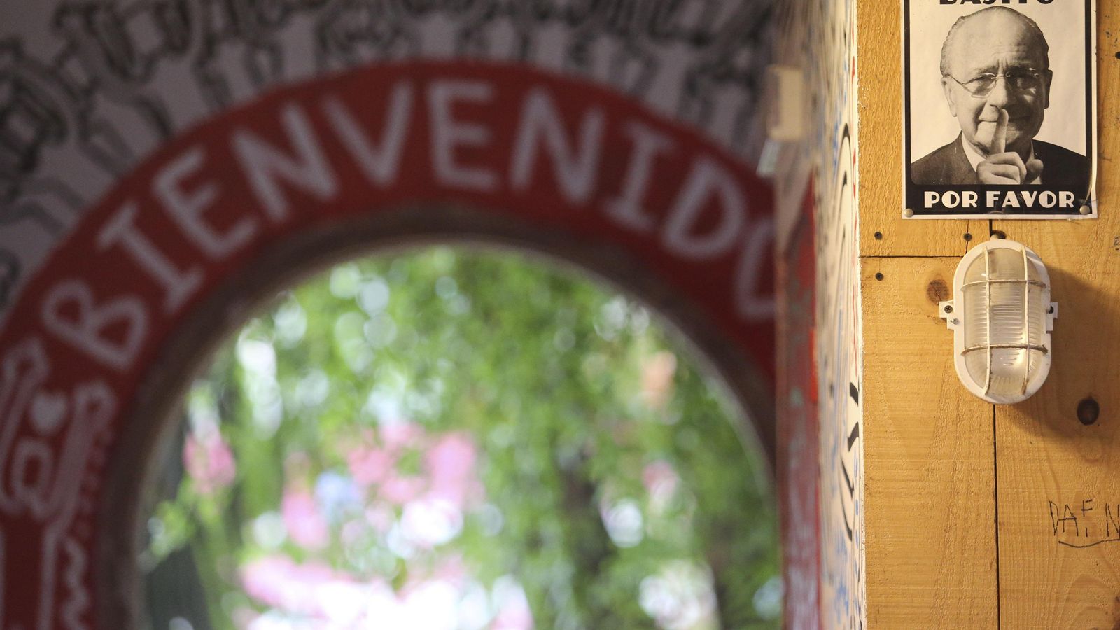 Entrada a La Invisible con detalle de un cartel con el busto del alcalde de Málaga. Entrada a La Invisible con detalle de un cartel con el busto del alcalde de Málaga.