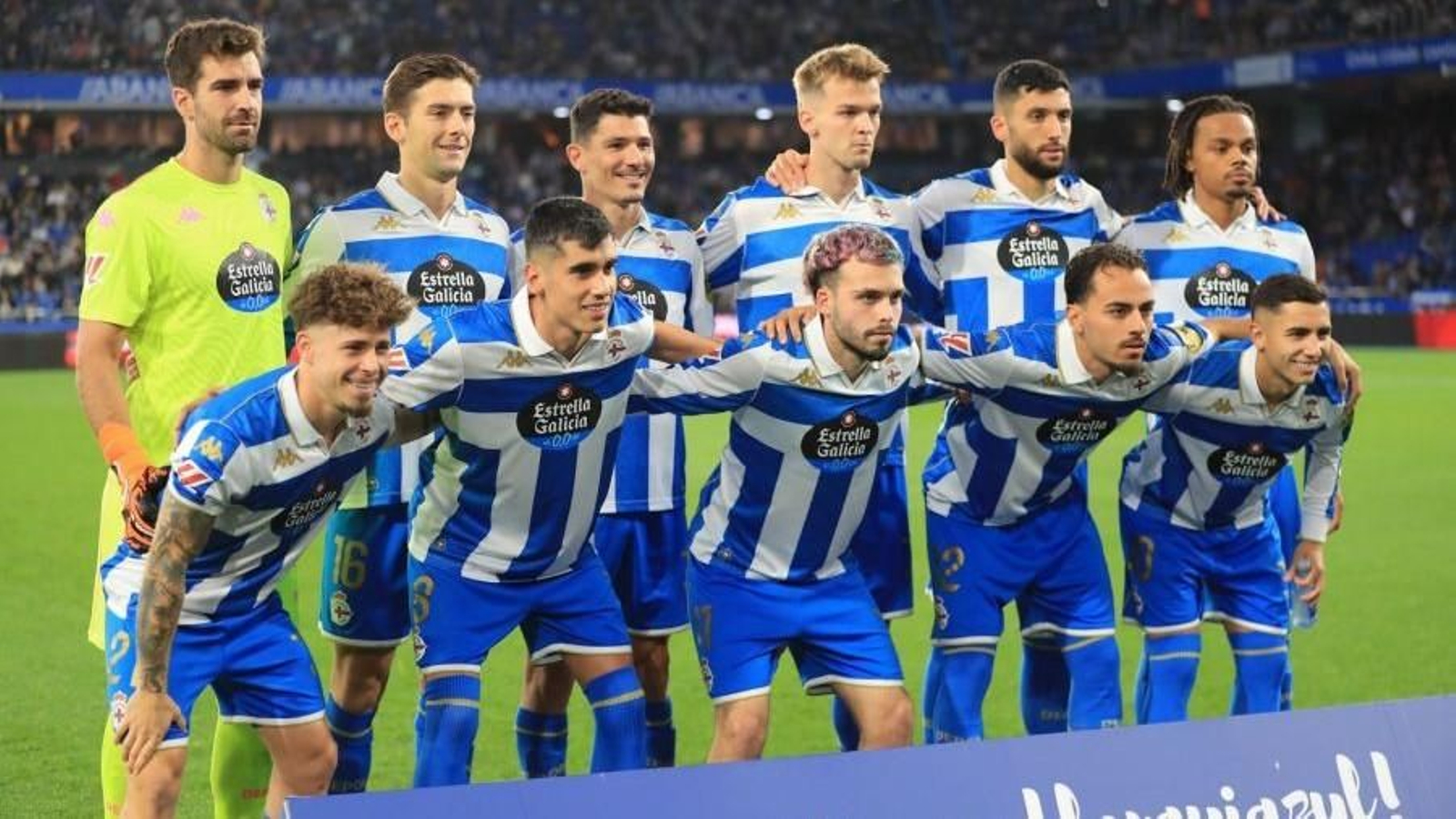 Formación inicial del Deportivo ante la Cultural Leonesa.