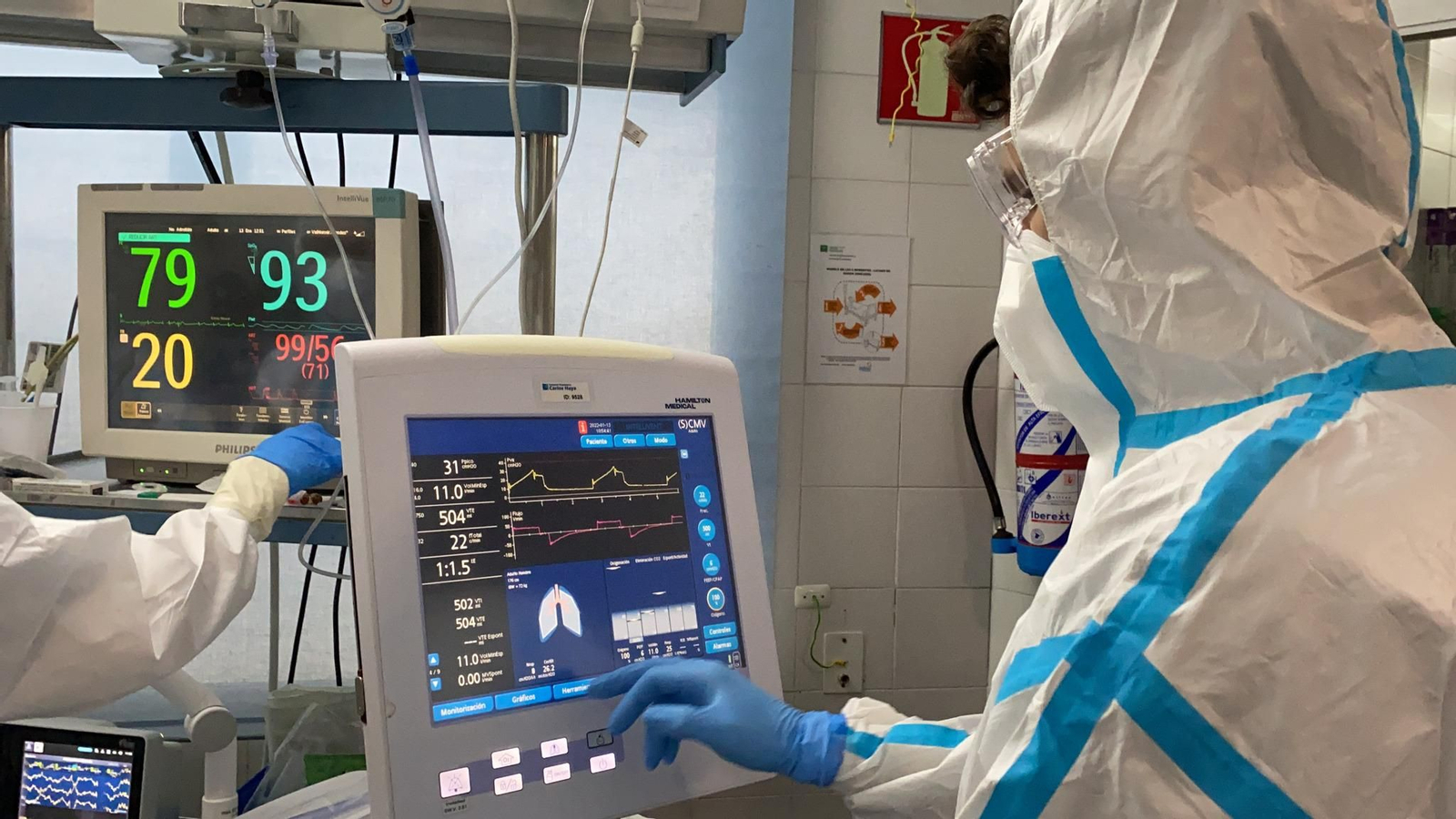 Sanitarios atienden a un paciente con Covid en el Hospital Regional. Sanitarios atienden a un paciente con Covid en el Hospital Regional.