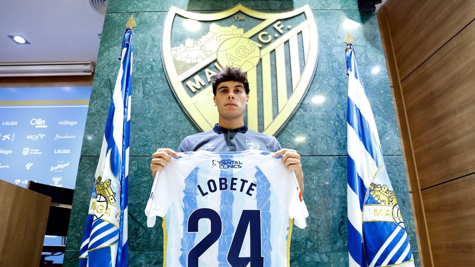 Julen Lobete posa con su nueva camiseta Julen Lobete posa con su nueva camiseta