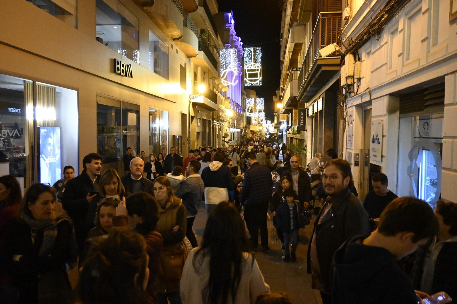 Imágenes del alumbrado navideño en las calles de Huelva