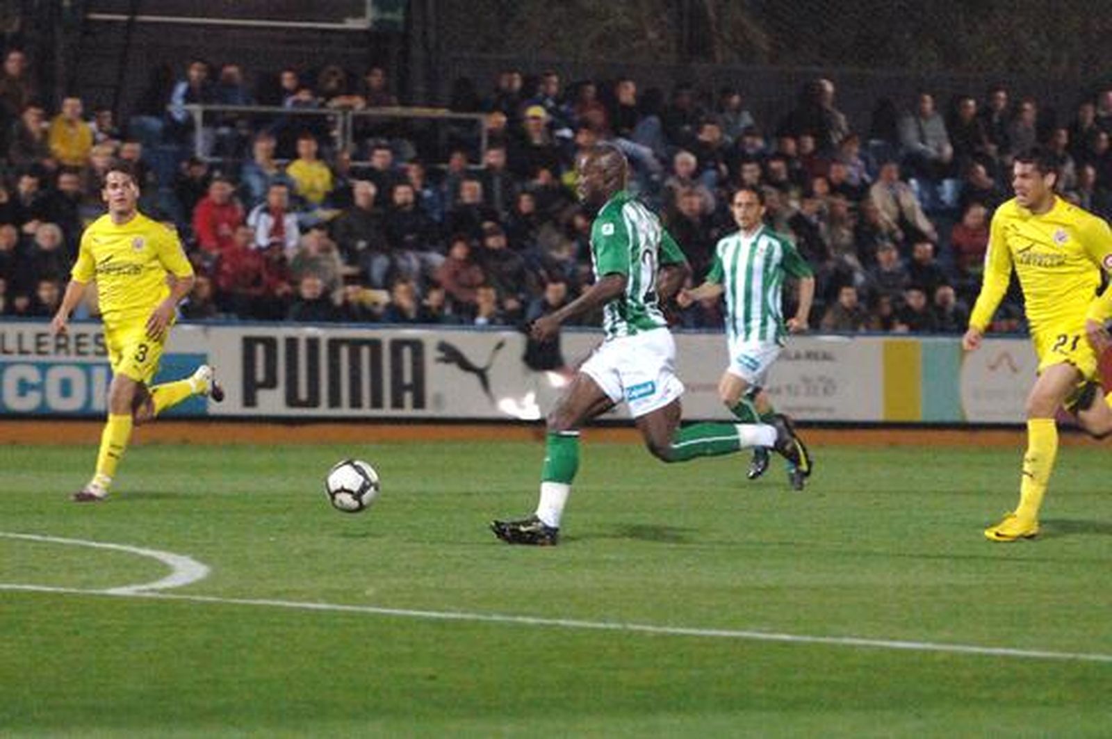 Emaná encara al portero en el primer gol bético. / LOF