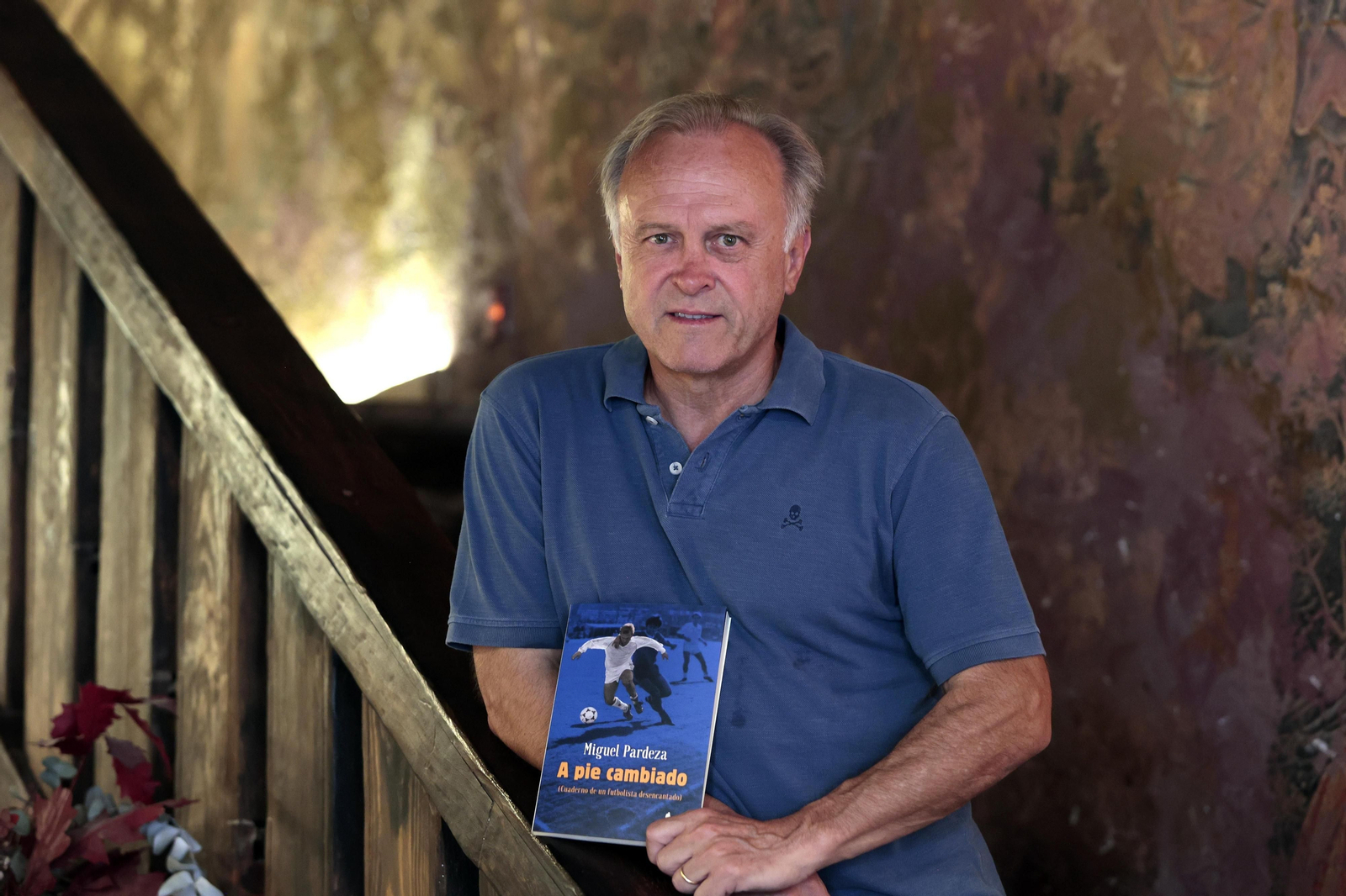 Miguel Pardeza, con su libro 'A pie cambiado' (El Paseo, 2023).