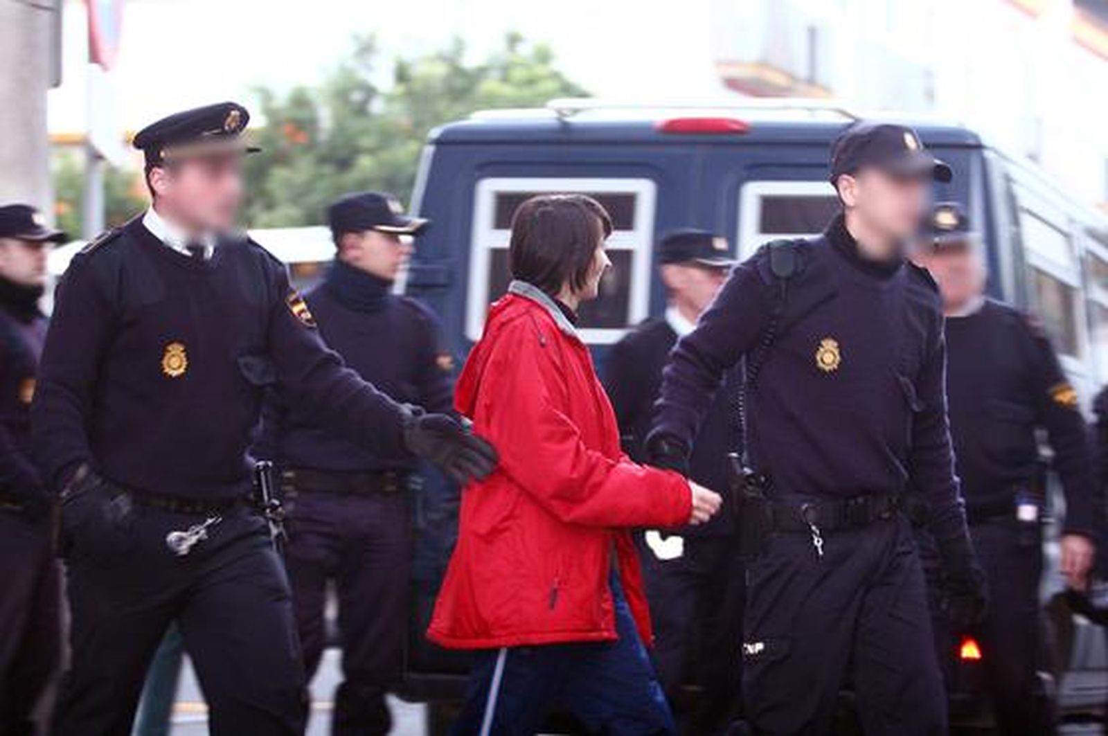 Rosa del Valle, hermana de Santiago del Valle, antes de entrar en el furgón policial tras abandonar la Audiencia.

Foto: Alberto Dom?uez