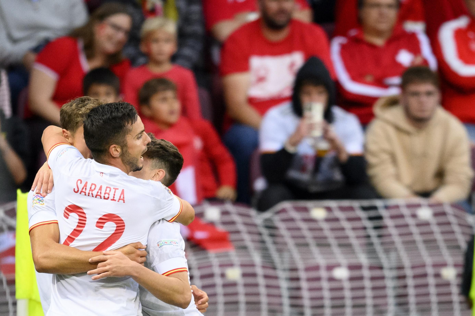 Sarabia celebra con Llorente y Gavi el gol de España en la primera parte