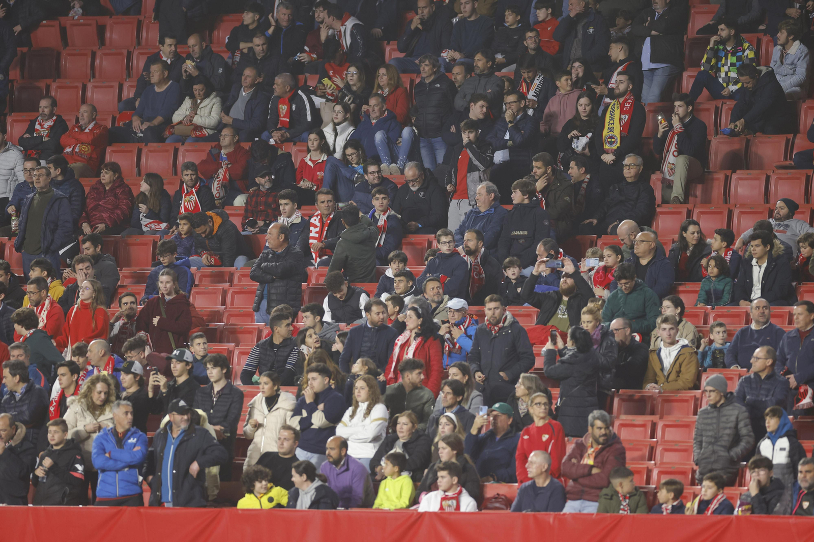 Búscate en las fotos del Sevilla-Fenerbahçe,