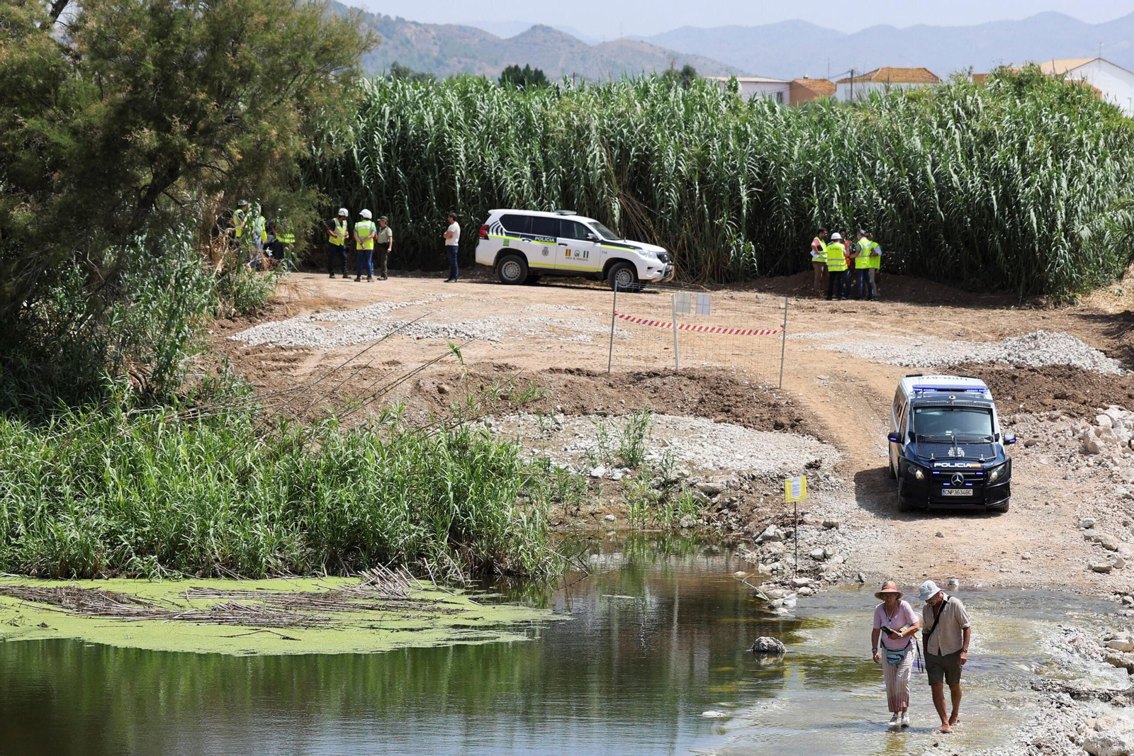 Vecinos protestan frente a las excavadoras en la Vega de Mestanza, en fotos