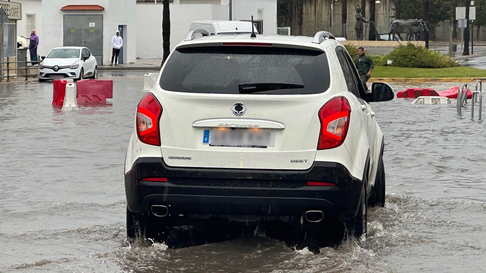 Las balsas de agua han dificultado el tráfico rodado en Cartaya