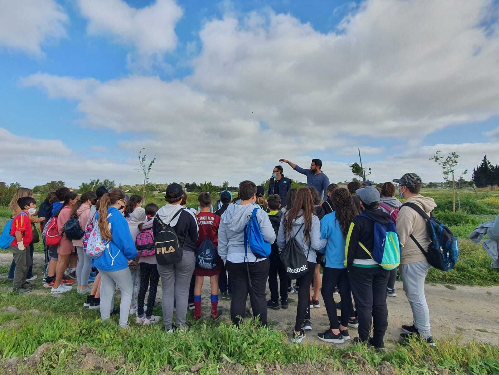 El alumnado del CEIP El Trovador que ha participado en la campaña 'Plantemos un árbol'.