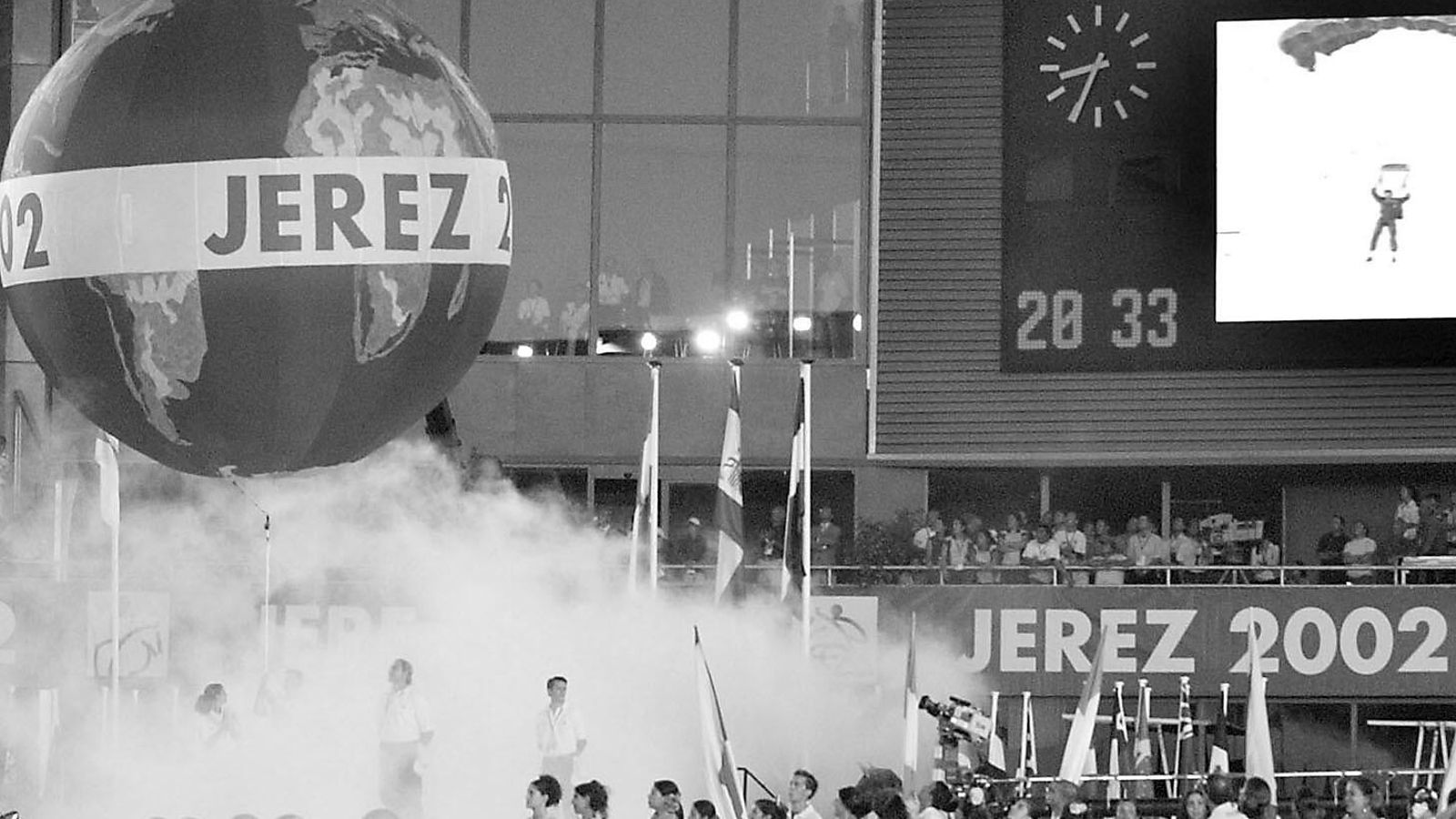 Homenaje al vino de Jerez y al flamenco, mientras un paracaidista descendía al estadio durante la inauguración. Homenaje al vino de Jerez y al flamenco, mientras un paracaidista descendía al estadio durante la inauguración.
