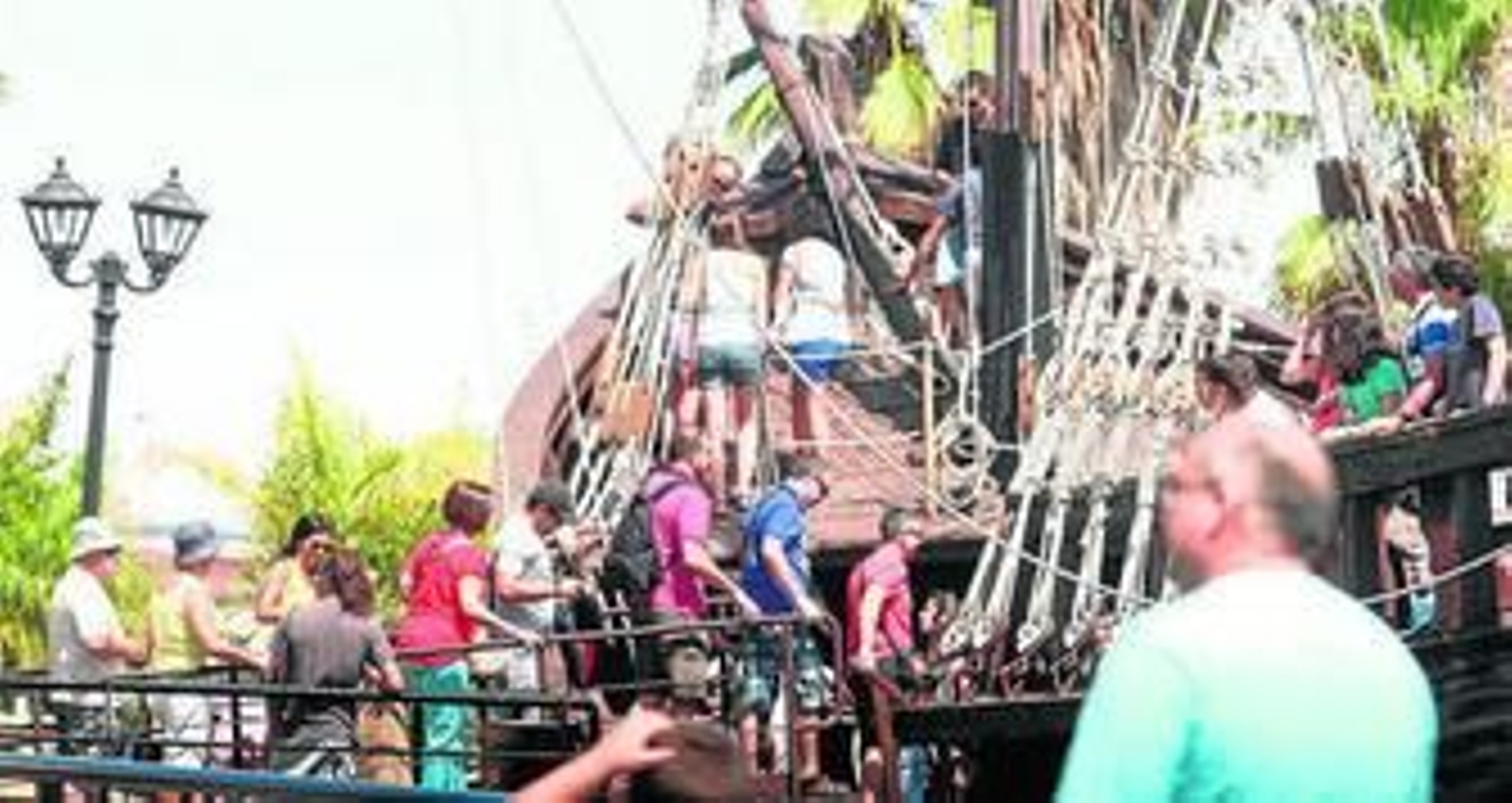 Visitantes subiendo a la carabela La Pinta, ayer, durante la jornada de puertas abiertas.