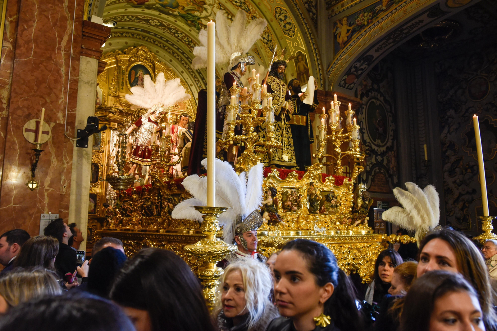Las imágenes del ambiente en la Macarena y el Gran Poder el Jueves Santo en la Semana Santa de Sevilla 2024