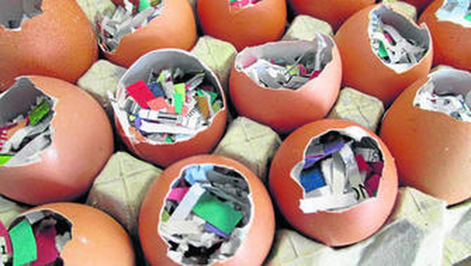 Los huevos se rellenad de confeti y se suelen cascar sobre la cabeza de los amigos.