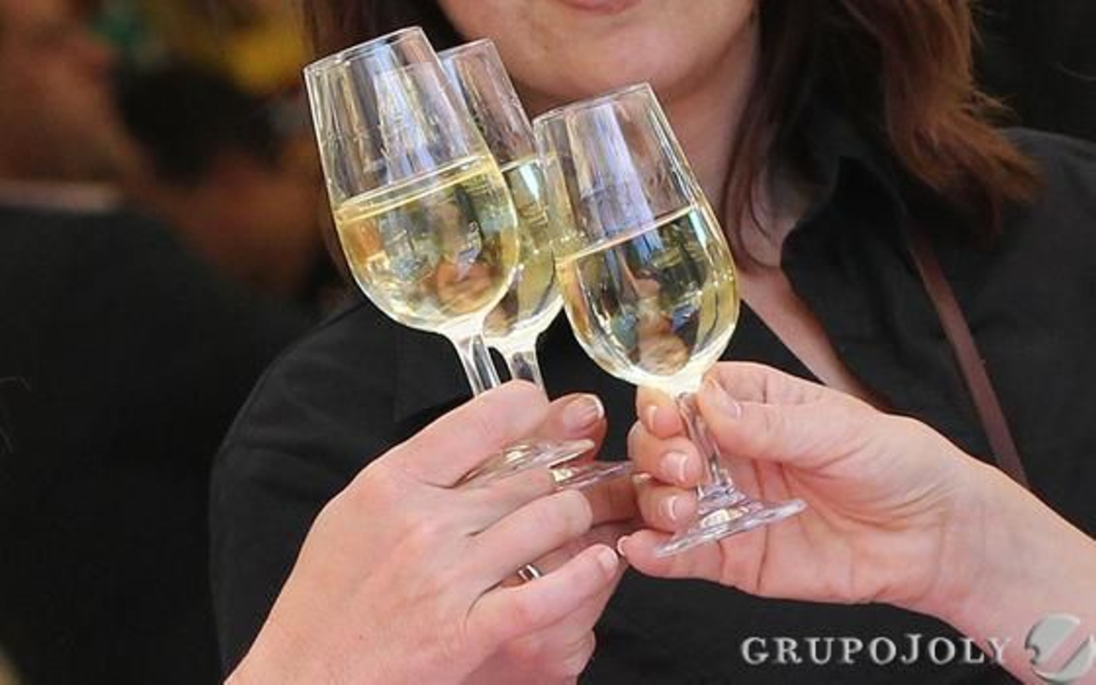 Detalle de un brindis, ayer horas antes del alumbrado en el Real.

Foto: Miguel Angel Gonzalez