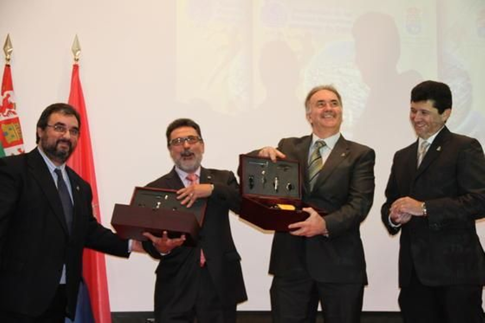 Felipe Márquez y César Custodio, premiados por su colaboración para la celebración de esta gala. 

Foto: Manuel Aragon Pina
