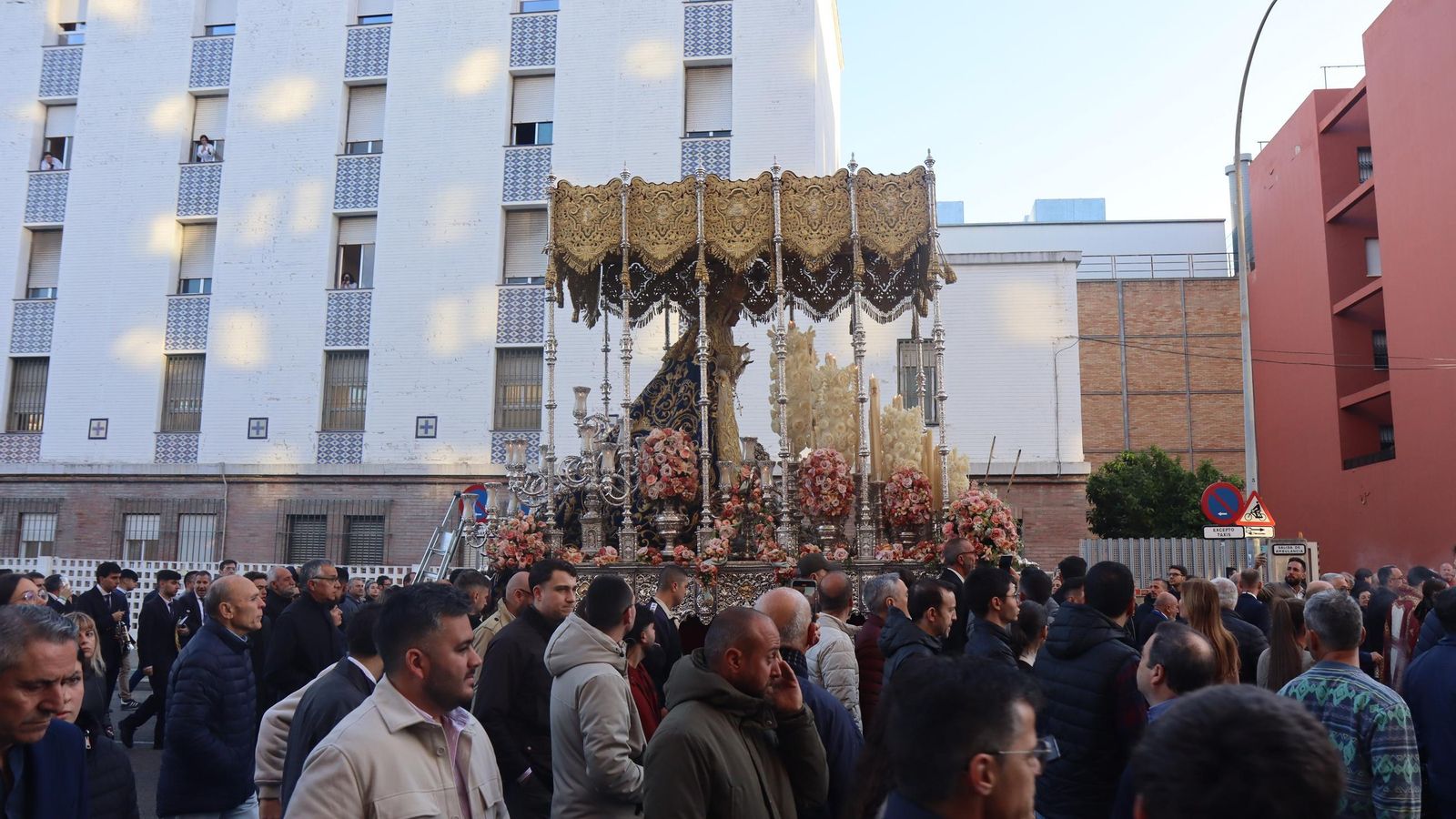 La salida de la hermandad de San Pablo desde el Santuario de los Gitanos