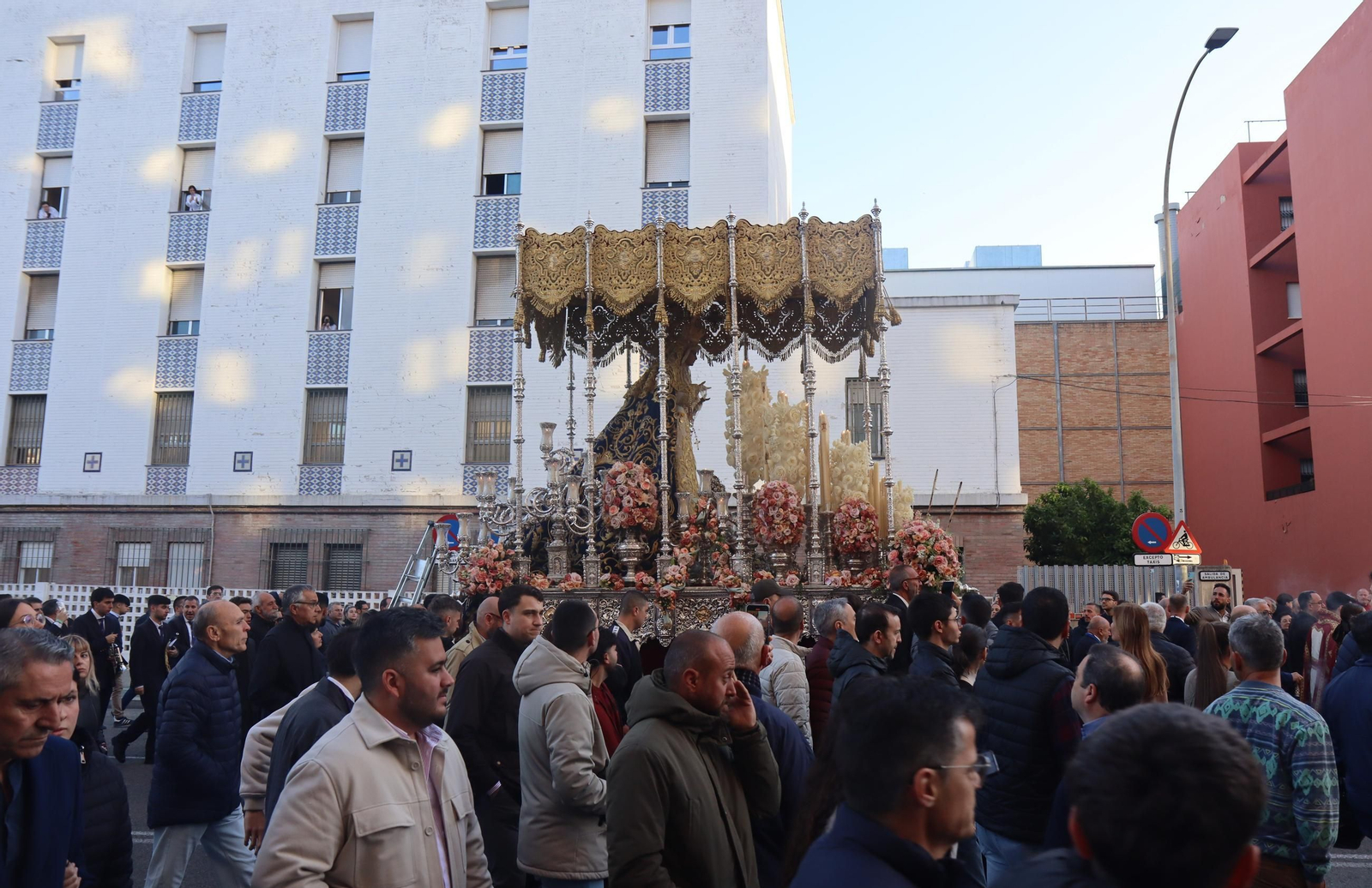 La salida de la hermandad de San Pablo desde el Santuario de los Gitanos