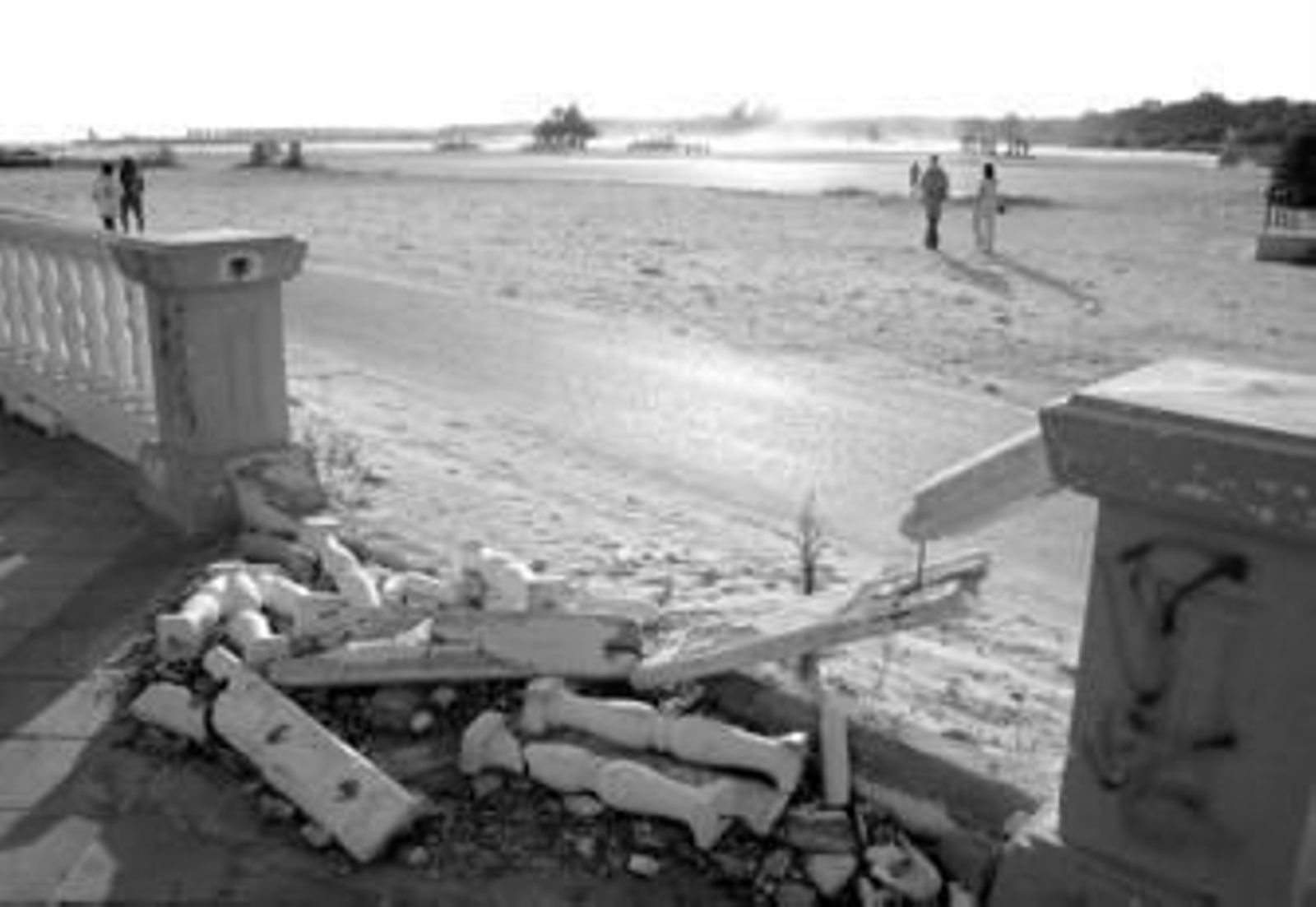 Algunos tramos de la balaustrada del paseo José Luis Tejada se encuentran totalmente destrozados, como se puede ver en esta imagen.