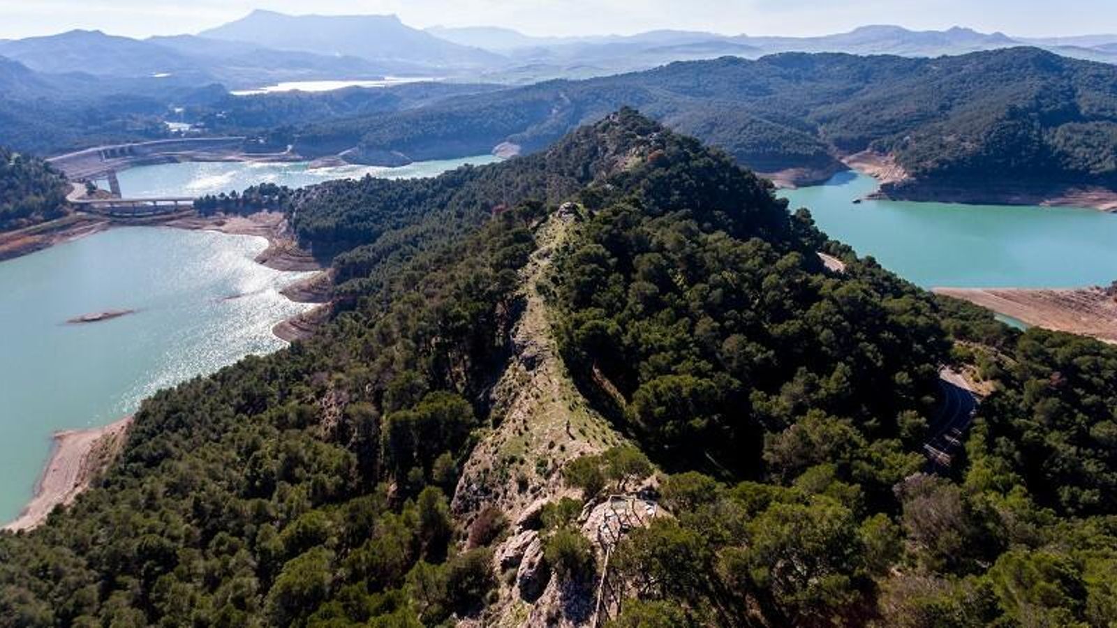 El Mirador de los Tres Embalses ofrece lo que su nombre bien indica.