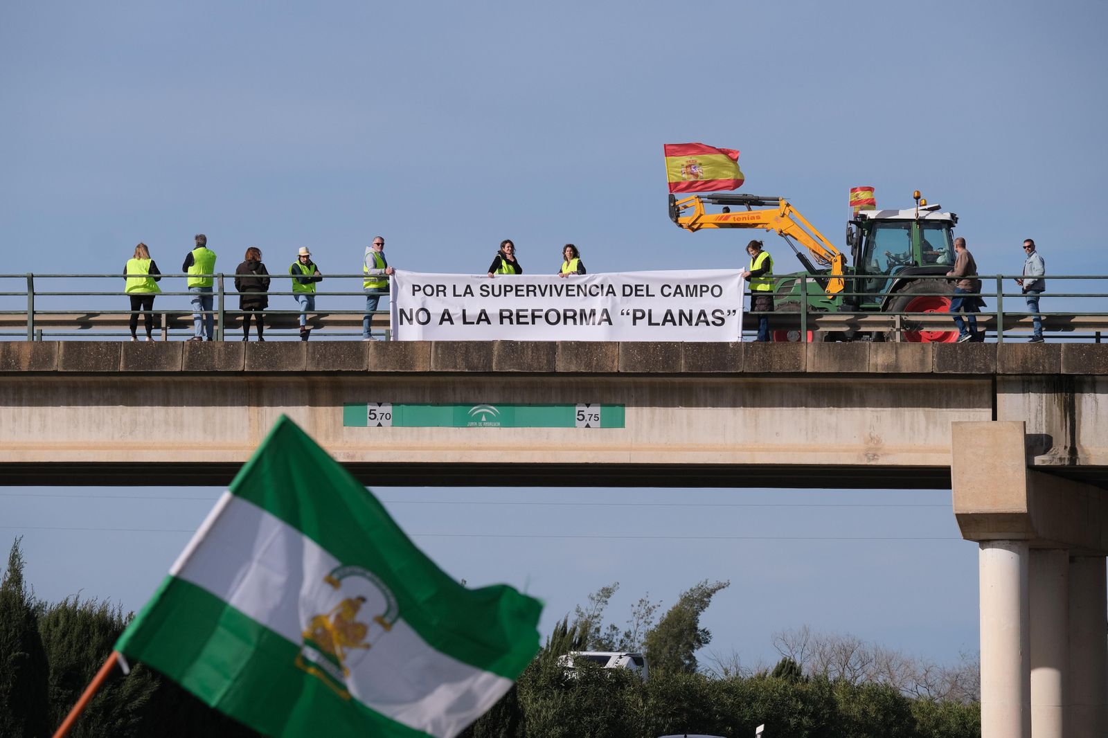 Pancartas sobre uno de los pasos elevados de la A-92, en una de las anteriores tractoradas