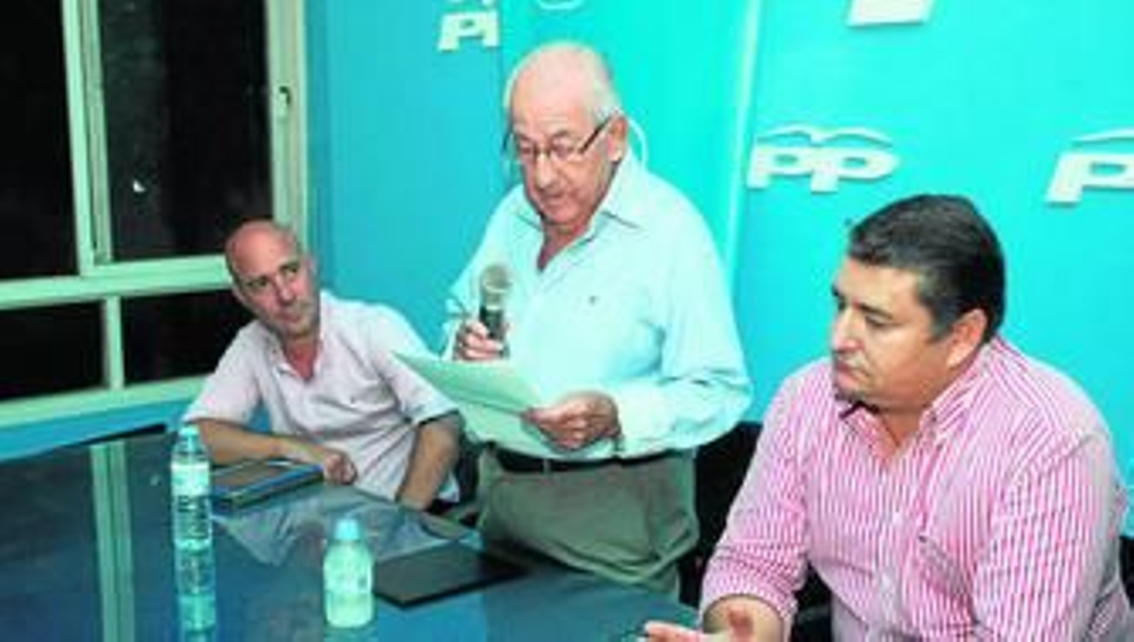 Eloy García Moreno, emocionado, se dirige a los presentes escoltado por Antonio Sanz (d) y Nacho Macías (i).