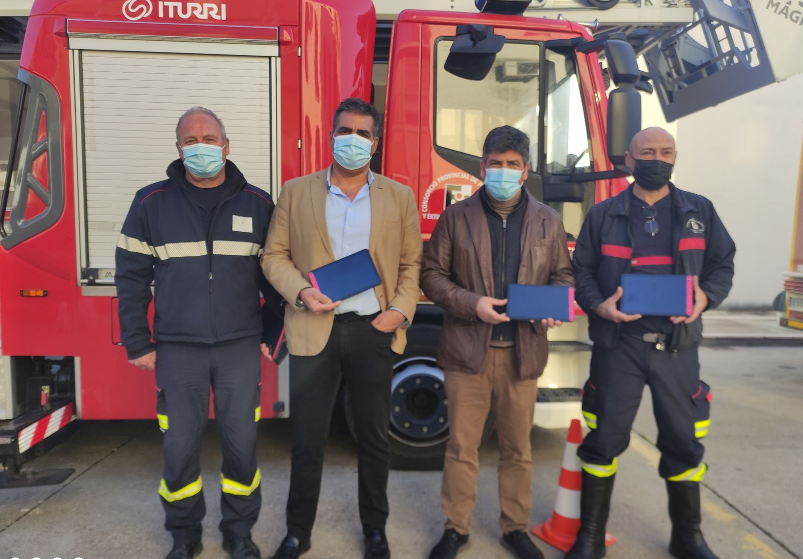 Presentación de las tablets en el parque de bomberos de Montilla.