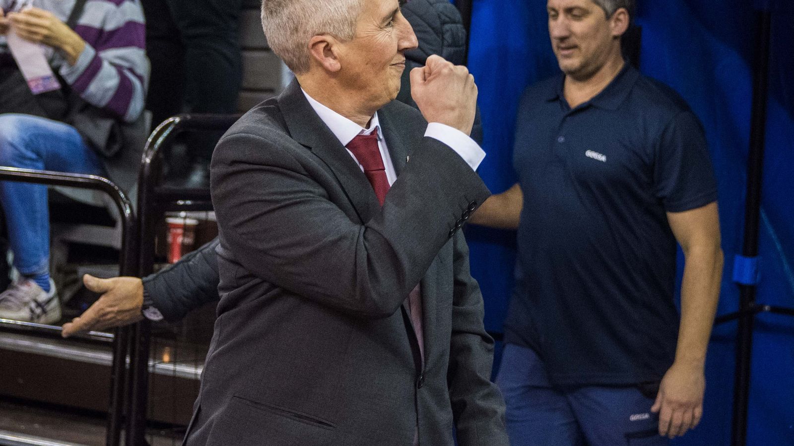 Gesto de ánimo del directivo durante un partido.