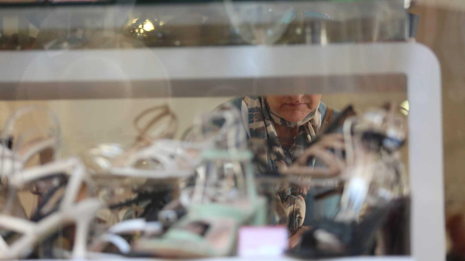 Una mujer sin mascarilla en un comercio.