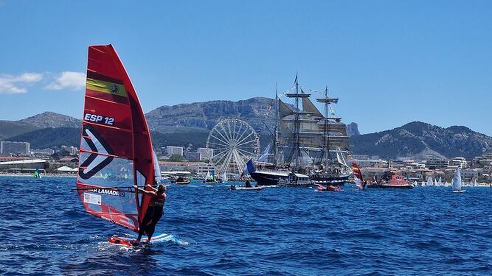 Pilar Lamadrid acompañando a la llama olímpica
