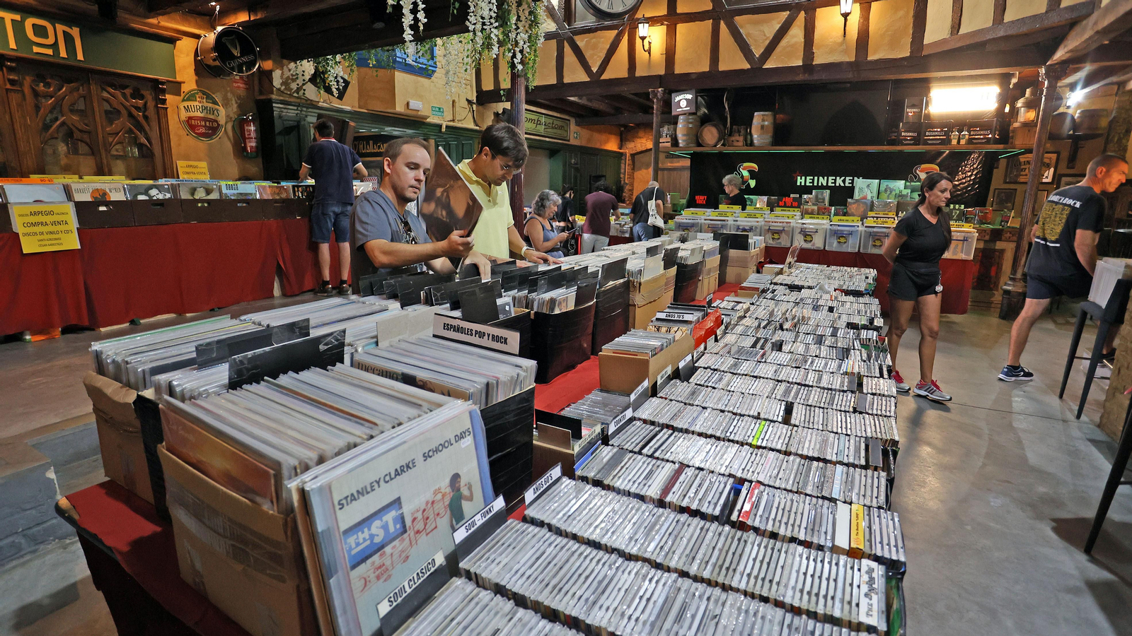 Buen ambiente en la I Feria del Disco en la Plaza Canterbury de Jerez