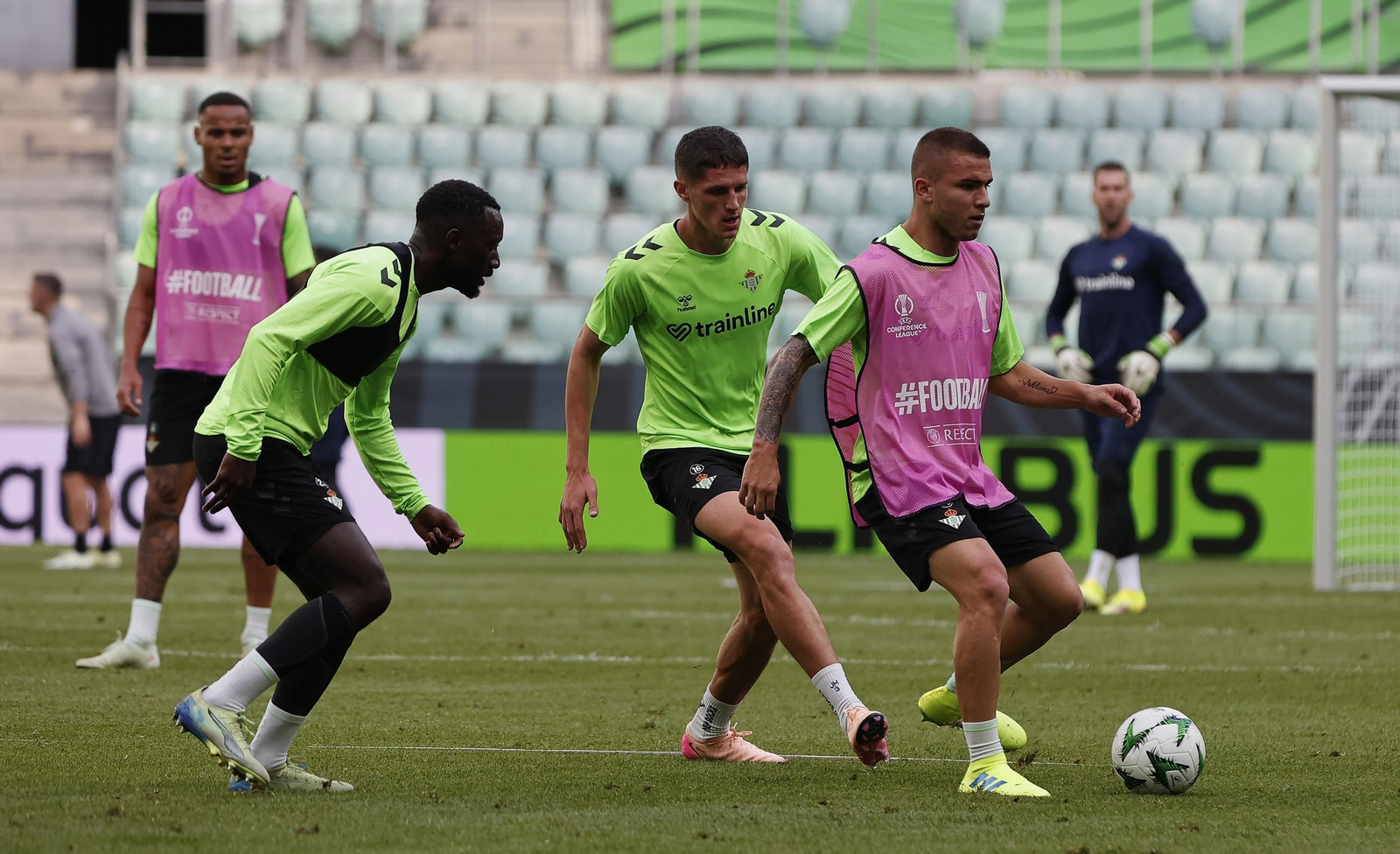 Las imágenes del entrenamiento del Betis en el Wroclaw Stadium Arena de Brestlavia