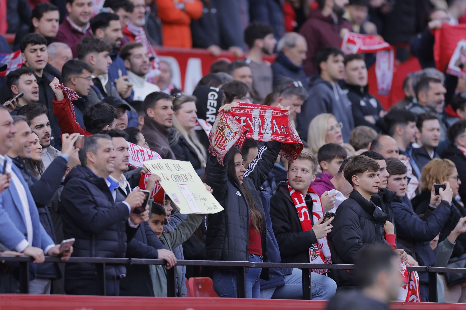 Búscate en las fotos del Sevilla - Girona