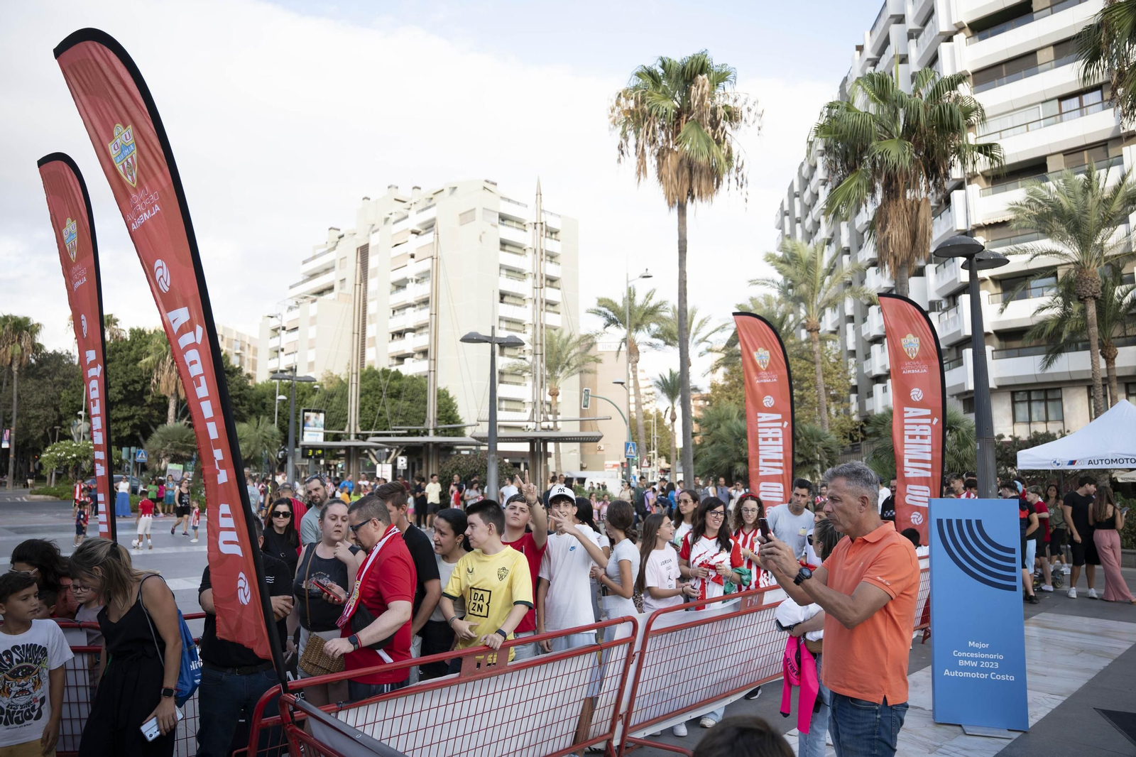 Los jugadores de la UDA Thalys y Andrés firman autógrafos