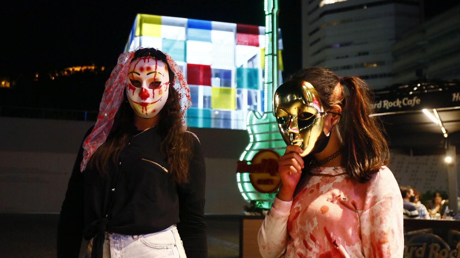 Dos enmascaradas junto al Pompidou.