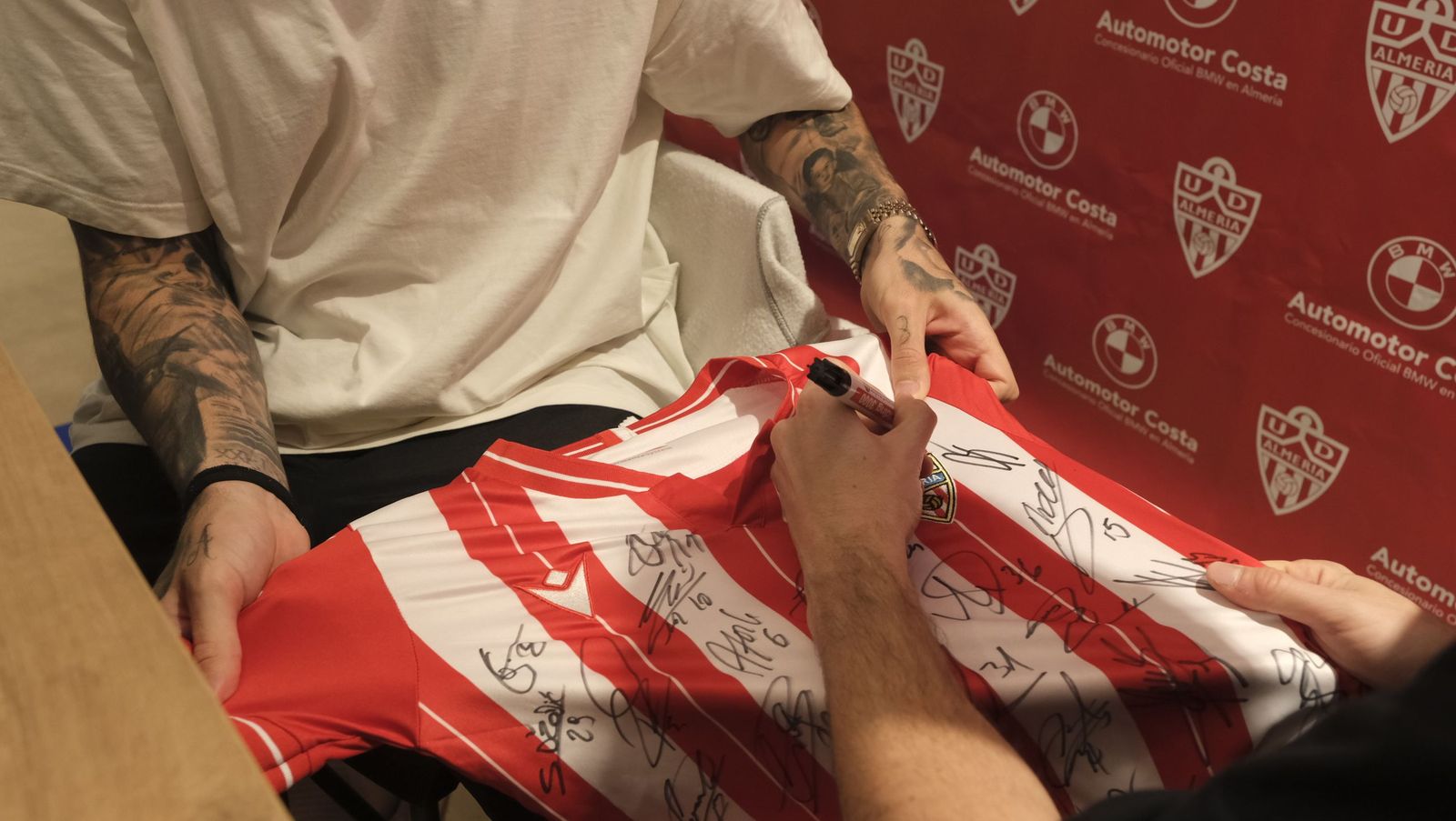 Jon Mocillo y Miguel de la Fuente firman autógrafos en Automotor Costa BMW