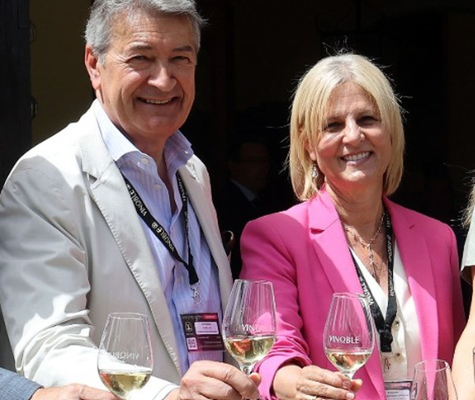 César Saldaña, del Consejo Regulador, y María José García-Pelayo, brindan en la inauguración de la pasada edición de Vinoble.