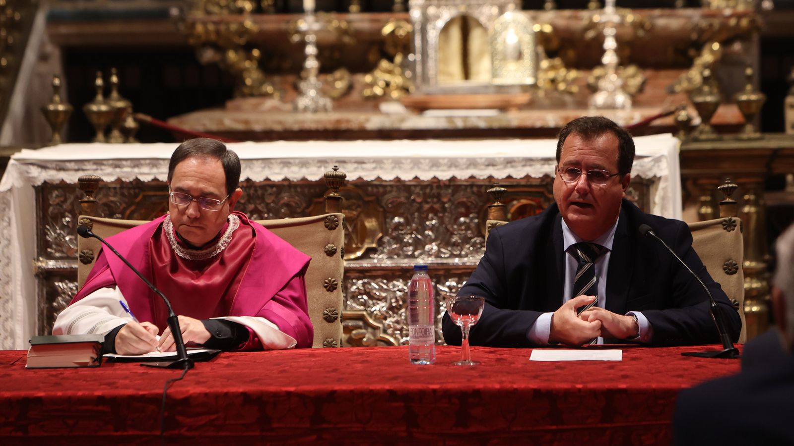 Teodoro León y Juan Carlos Cabrera durante el Cabildo de Toma de Horas.