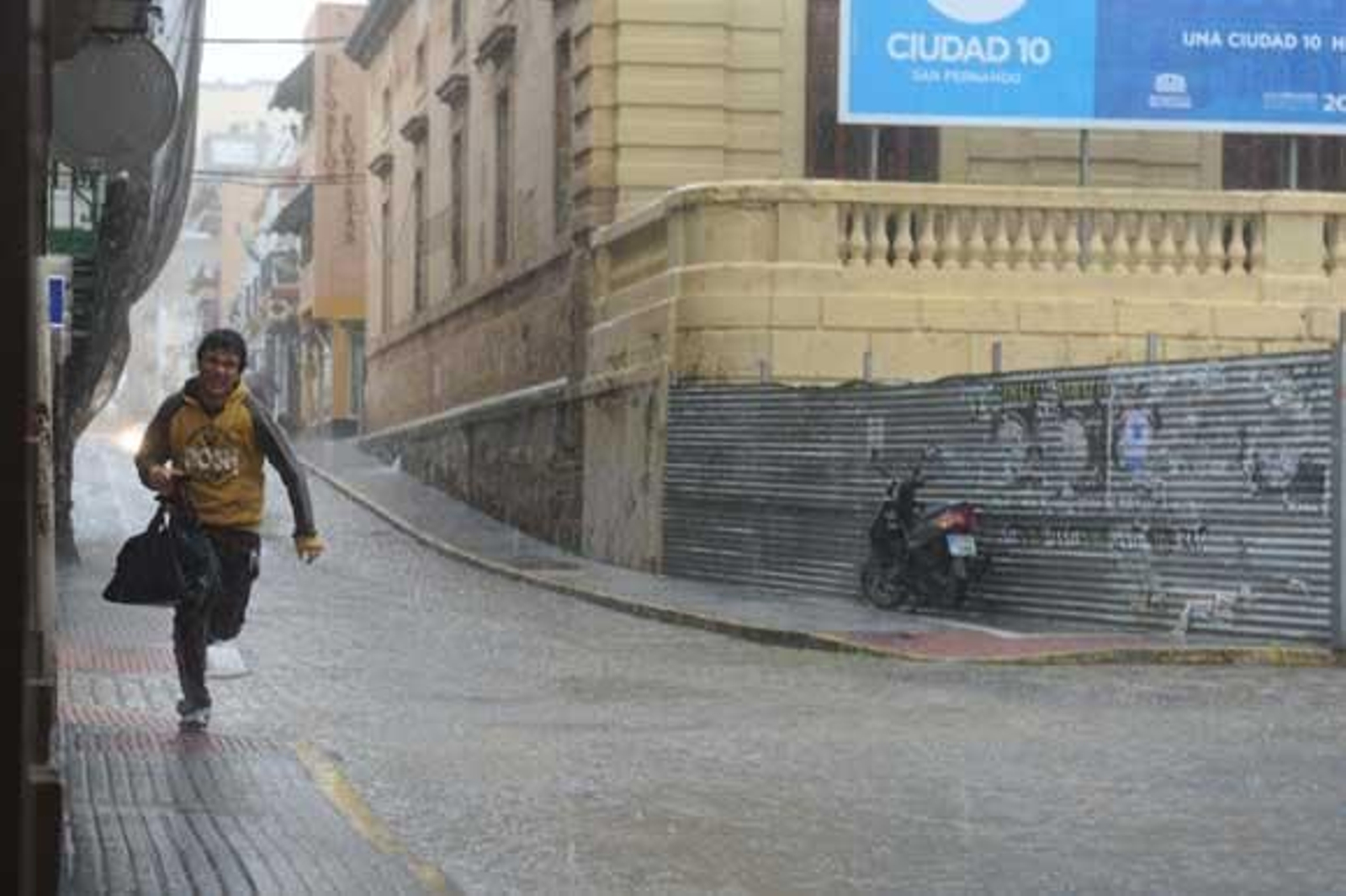La intensa lluvia caída durante el fin de semana obligó a cortar el tráfico de acceso a Chiclana. En San Fernando, el agua alcanzó el metro de altura en la Venta de Vargas.

Foto: Sonia Ramos-Elias Pimentel
