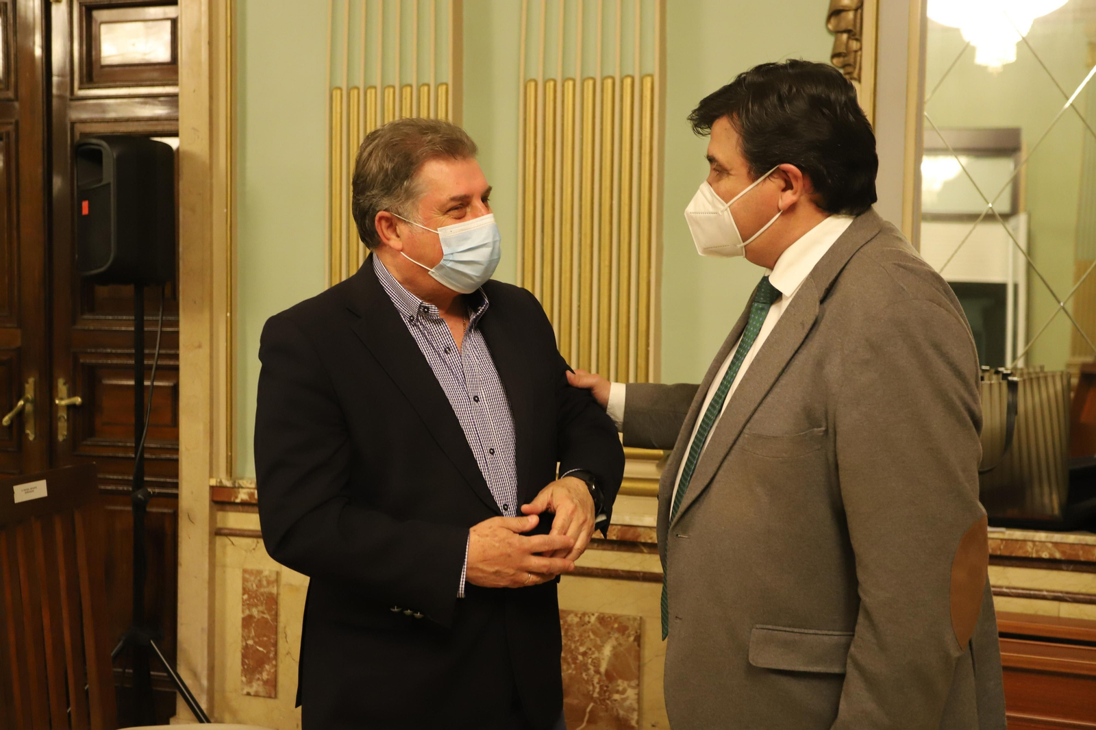 Imágenes de la presentación de la nueva saya y candelabros de cola de la Hermandad de Los Estudiantes.