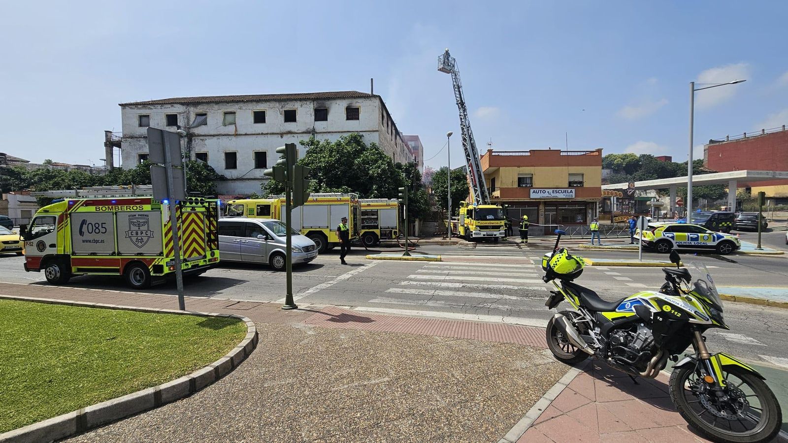 Policías y bomberos entre las calles Carteya, Conde Niebla y Los Barreros de Algeciras por un incendio. Policías y bomberos entre las calles Carteya, Conde Niebla y Los Barreros de Algeciras por un incendio.
