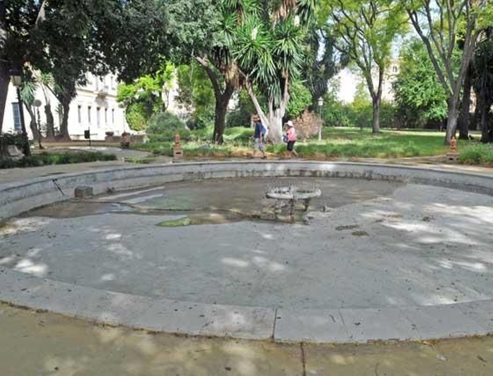 Turistas ante una fuente sin agua, dentro del complejo

Foto: Manuel Aranda