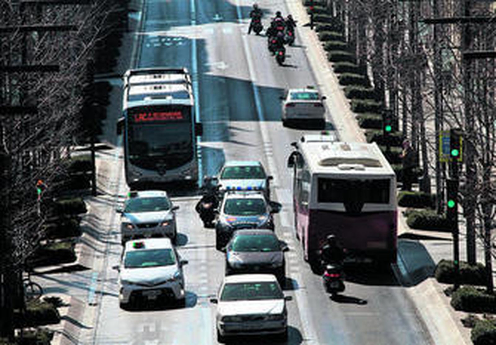 Desde esta semana, la Gran Vía ha vuelto a dar paso a los autobuses rojos de las líneas SN1 y SN4.