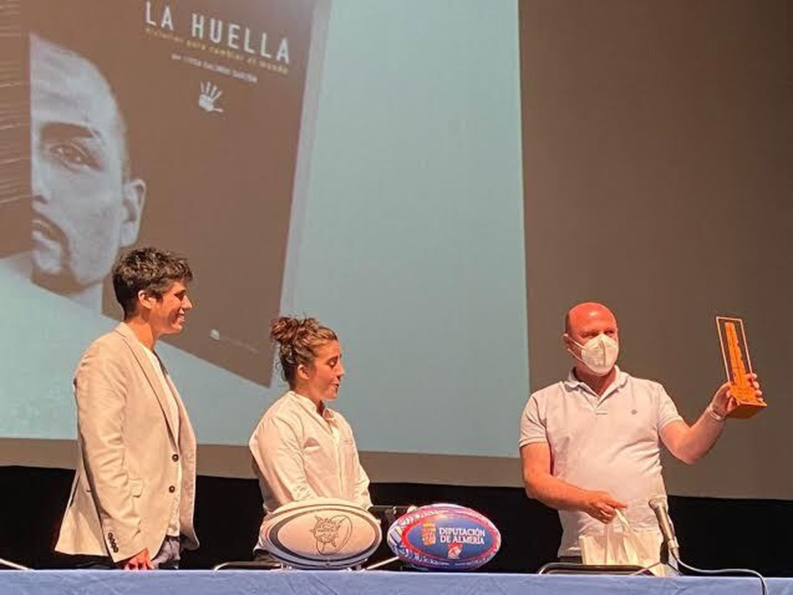 Luisa Garzón presenta el libro solidario ‘La Huella’  en Adra