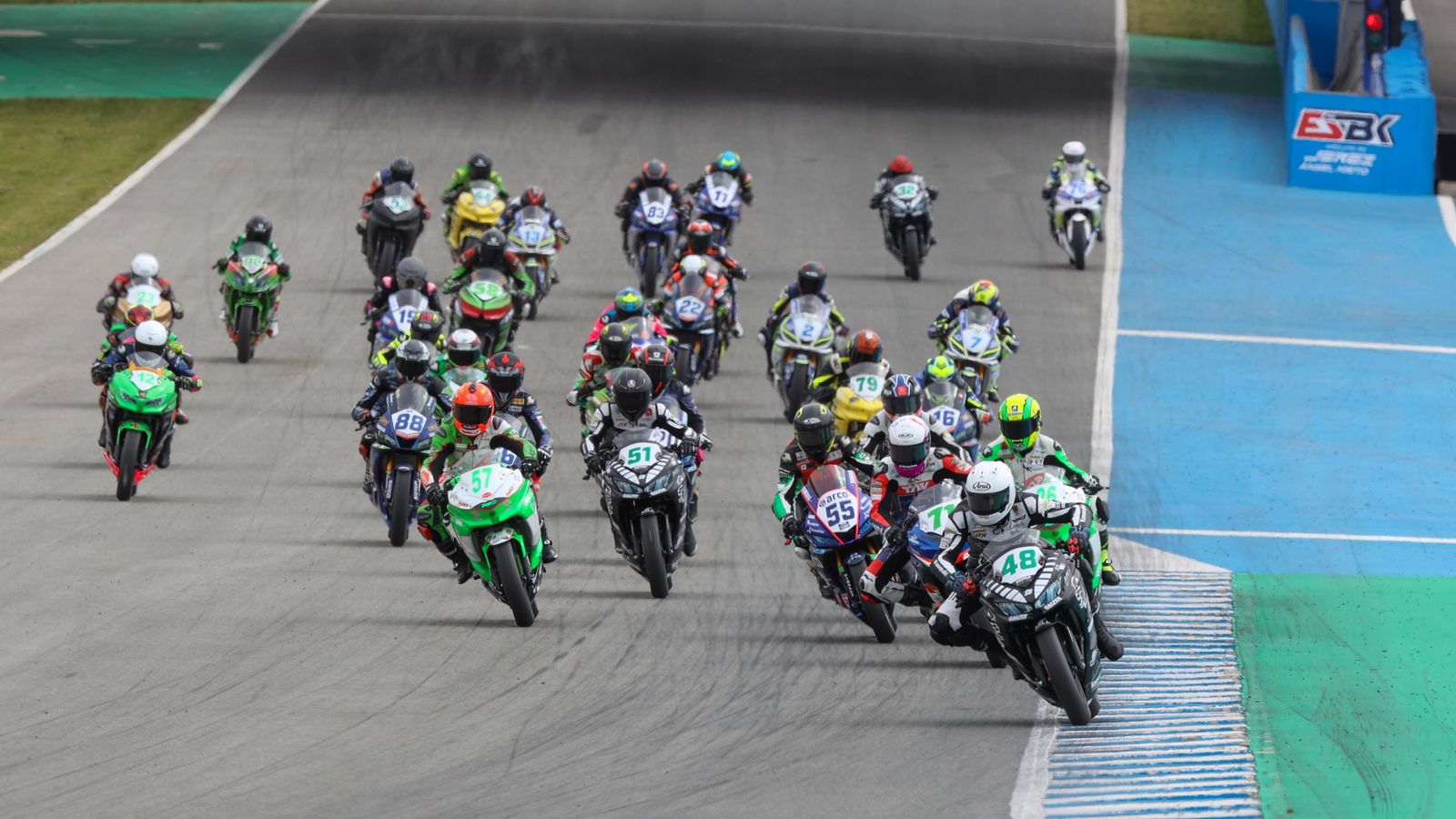 En SBK Junior, el andaluza José Manuel Osuna debe administrar su amplia ventaja.