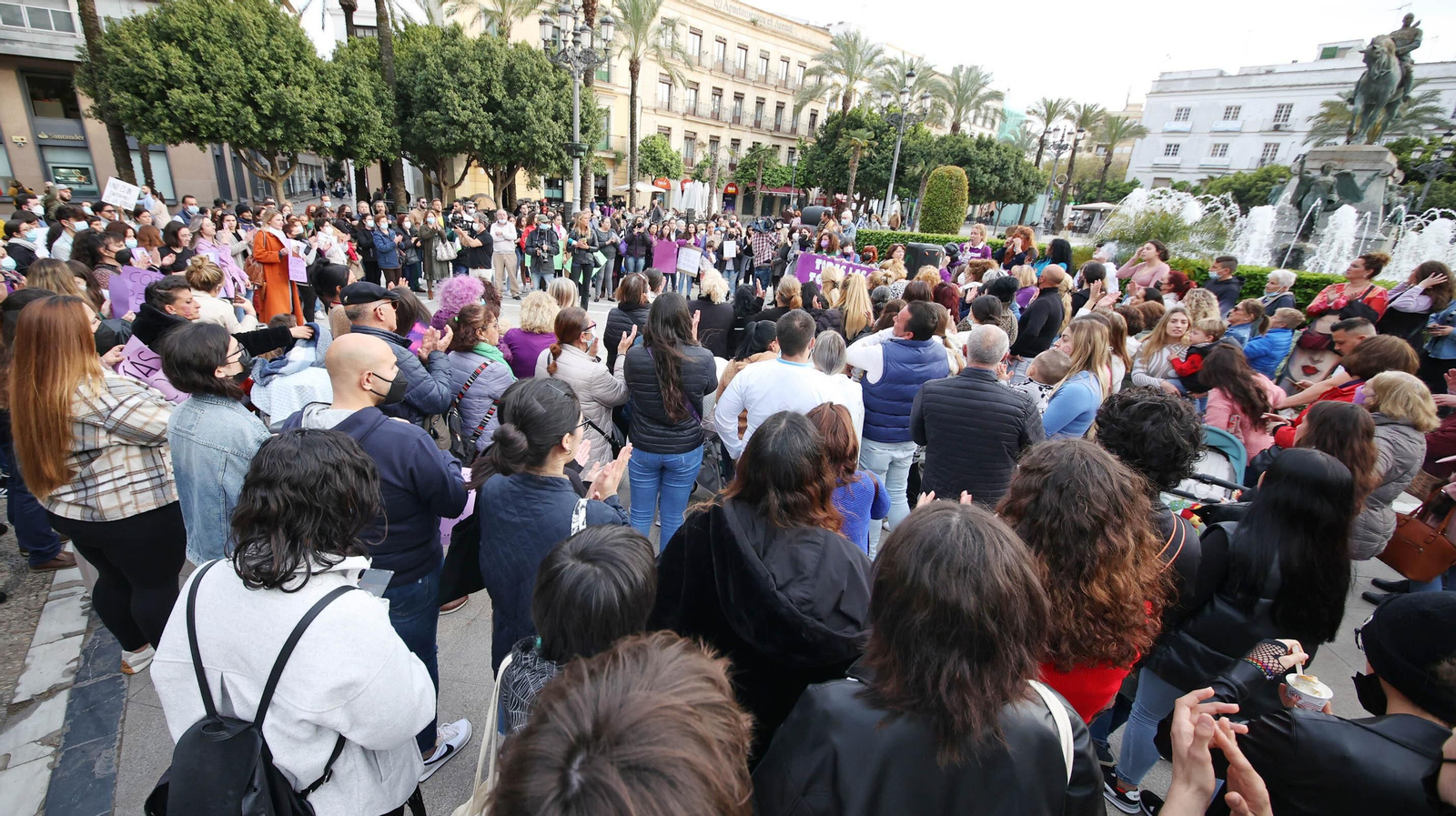 Protesta de Marea Violeta de Jerez en apoyo de Lourdes la joven agredida brutalmente