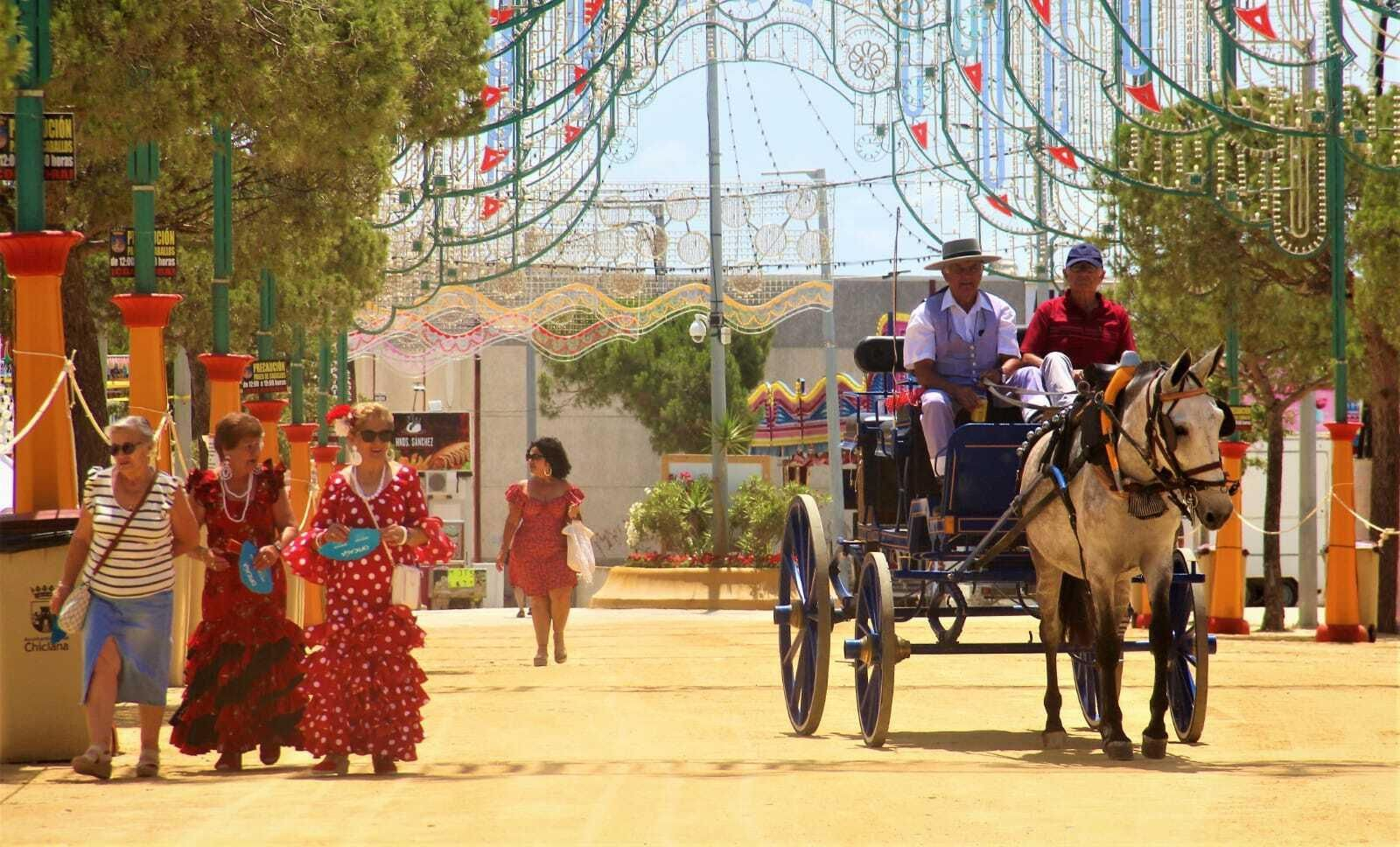 El Día de la Mujer, la tradición marca que grupos de chiclaneras vestidas de flamenca acudan juntas al recinto ferial de Las Albinas del Torno.