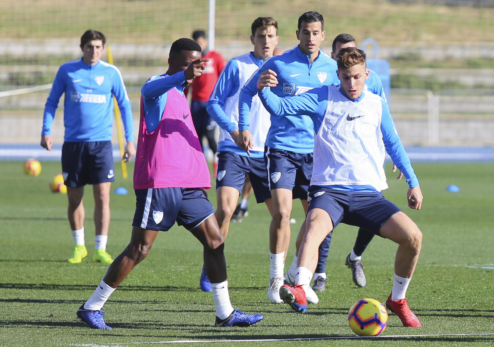 Koné y Alejo, con Pau Torres de fondo en un entrenamiento.