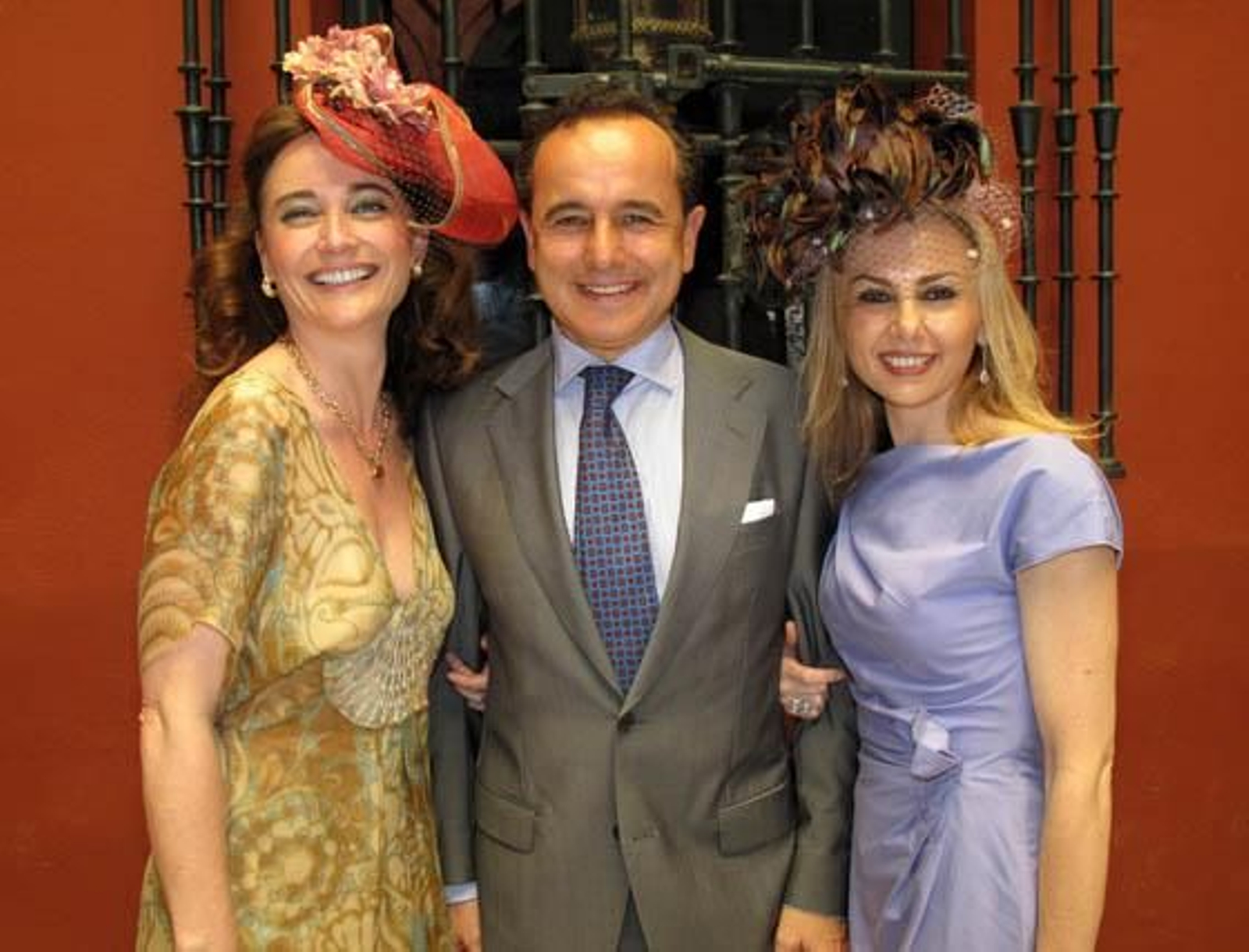 Bárbara Rosillo y May Llorente, con tocados de Nandy & Co, y Antonio Velázquez Silva.

Foto: Victoria Ramírez