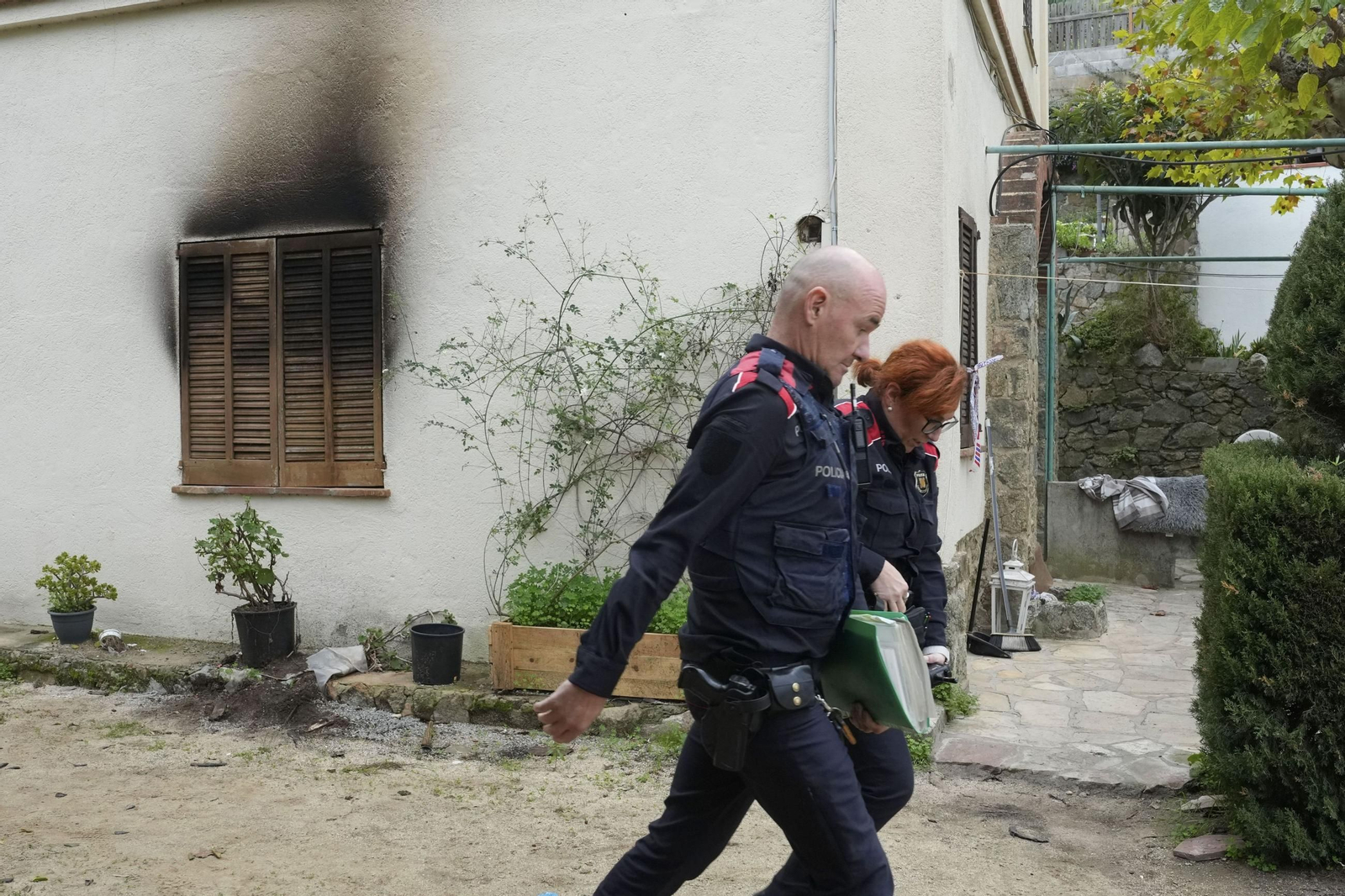 Investigan la muerte de un padre y su hijo menor con signos de violencia en Arenys de Mar. Investigan la muerte de un padre y su hijo menor con signos de violencia en Arenys de Mar.