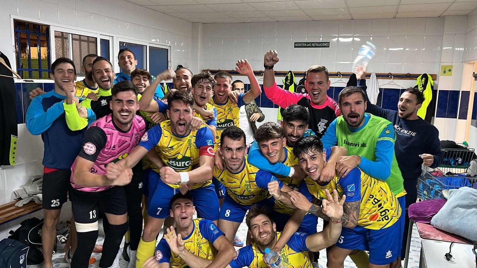 Plantilla al completo del Huétor Tájar tras lograr una victoria en el Miguel Moranto.